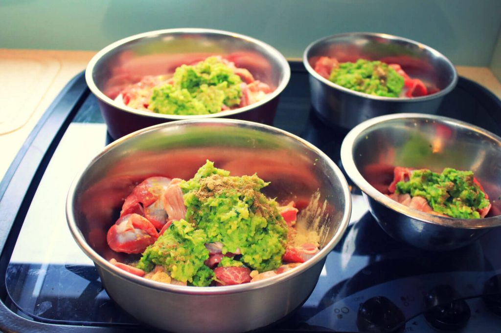 Hundefutter selbst machen Canis Road - Kochen für Hunde - fertige Mahlzeit in Schüsseln