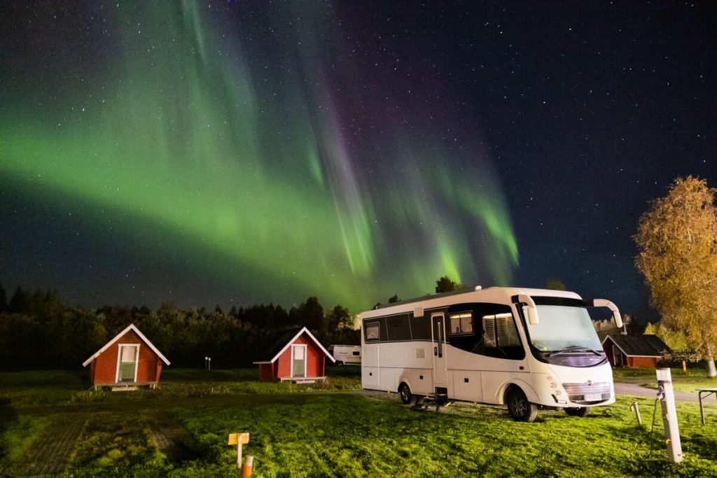 BX7A9499 Aurora hinter dem Wohnmobil in Schweden