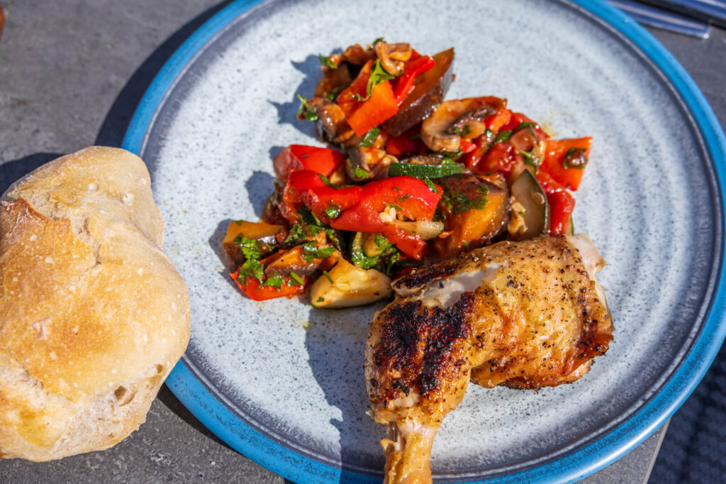 BX7A9428 Frango Assado mit Antipasti - grillen - barbecue - Kochen im Wohnmobil- campingrezepte