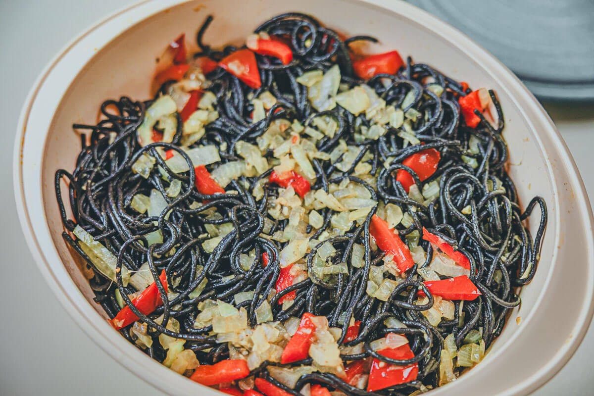 Marinierte Seebrasse mit Sepia Spaghetti